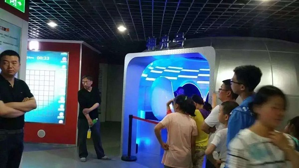 西安富華科技研發的虛擬現實“VR宇航員體驗艙”在陜西科技館落成